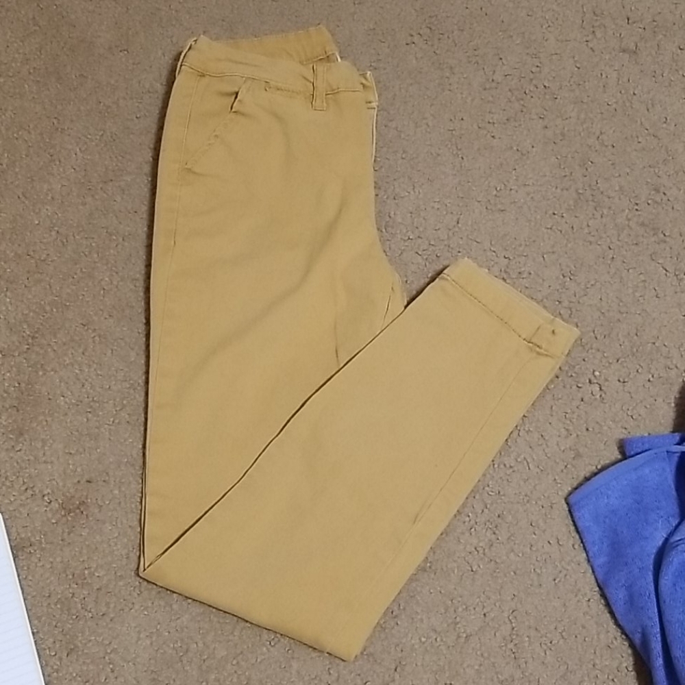 kaki colored skinny jeans